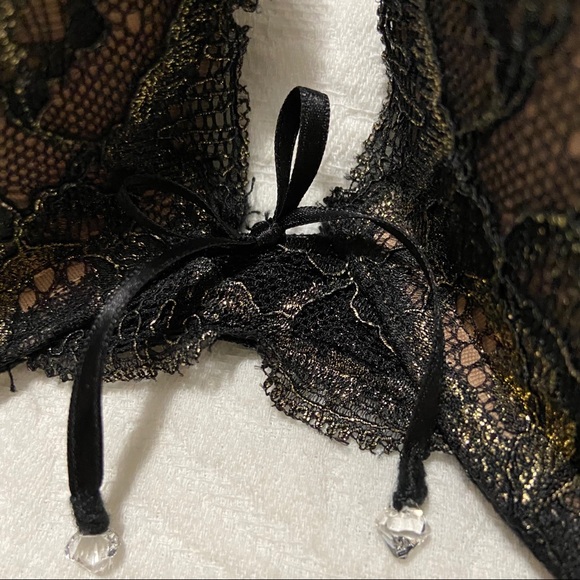 Very sexy Victoria’s Secret Gold and black Bra - Picture 3 of 4